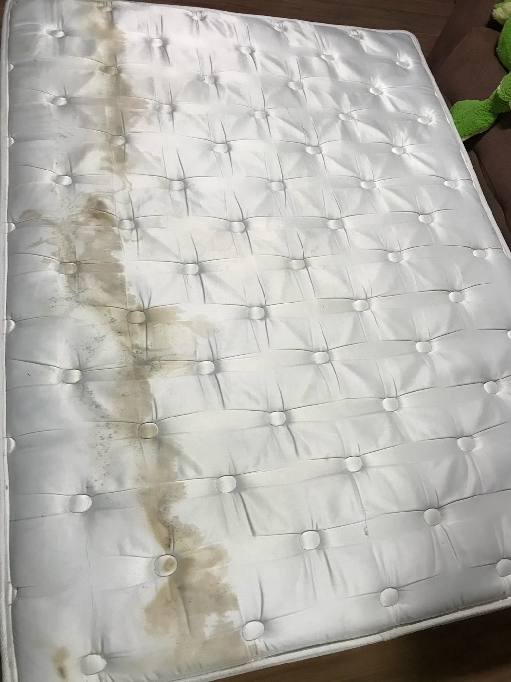 O mesmo colchão antes da limpeza